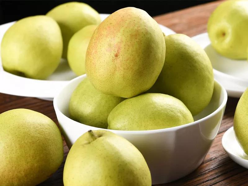 冬天气候干燥喝点什么缓解,雾霾天必备生津润燥的雪梨汤