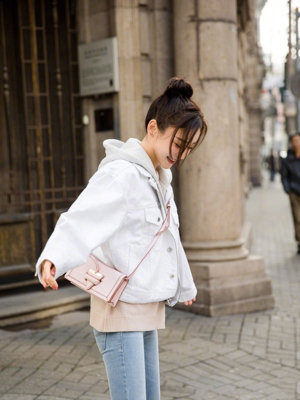 袁姗姗出门真壕气，穿5990夹克挎22350粉包，33岁依旧少女感十足