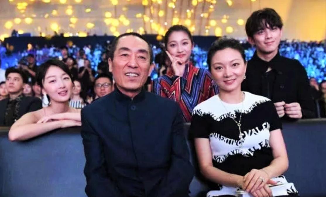 她生在棚户区，19嫁50岁张艺谋连生3子，今38岁贵气十足超巩俐