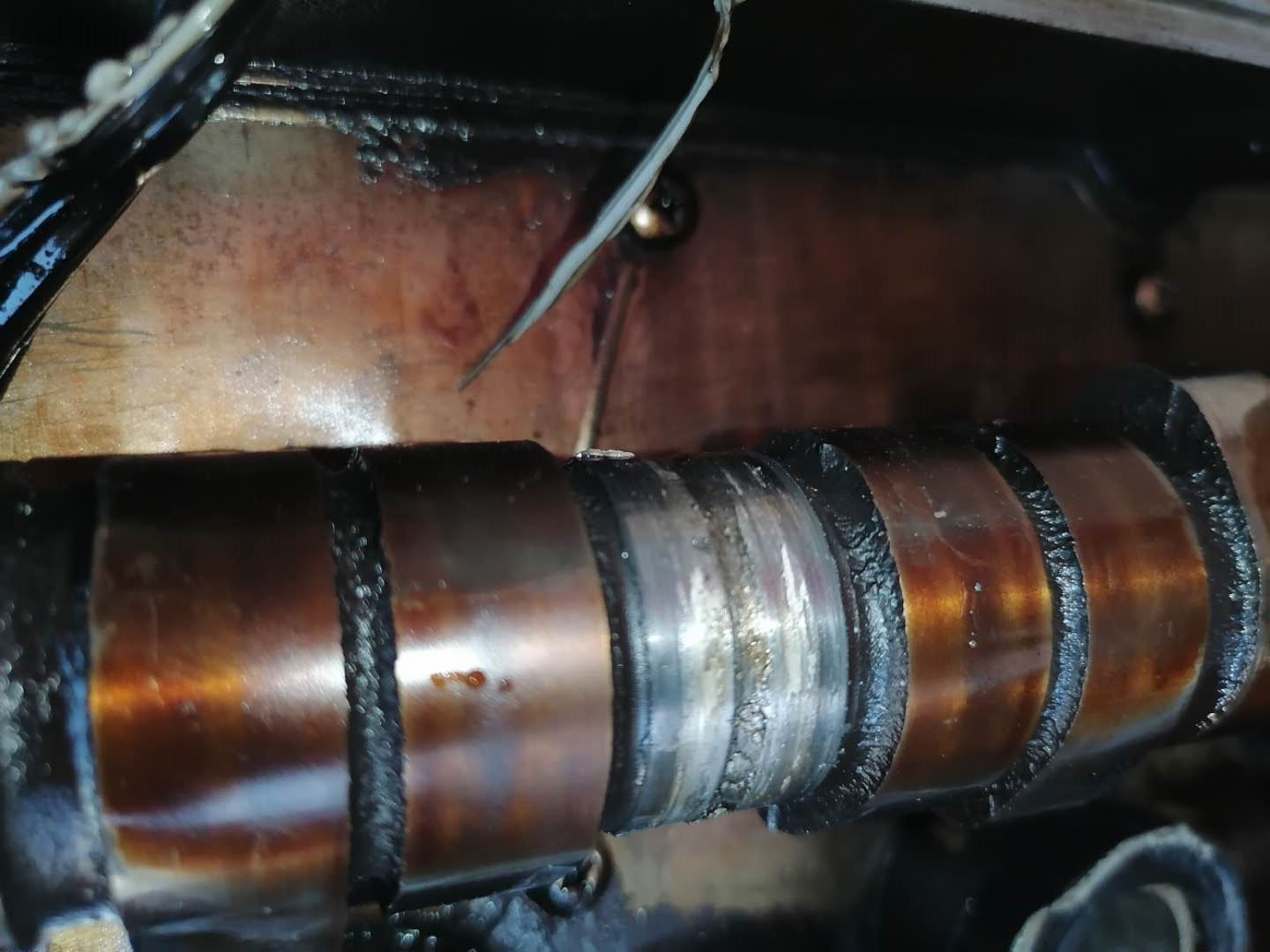 凸轮轴瓦盖不上油,凸轮轴瓦盖上紧转不动