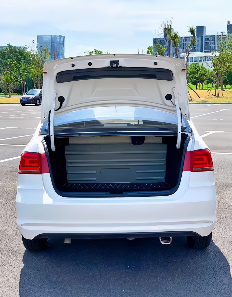 6万多买大众桑塔纳自动挡,6万块钱左右的桑塔纳