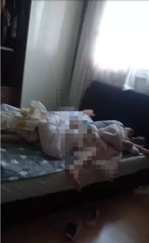 小孩偷偷穿妈妈的衣服被发现,小孩偷妈妈拍照的视频