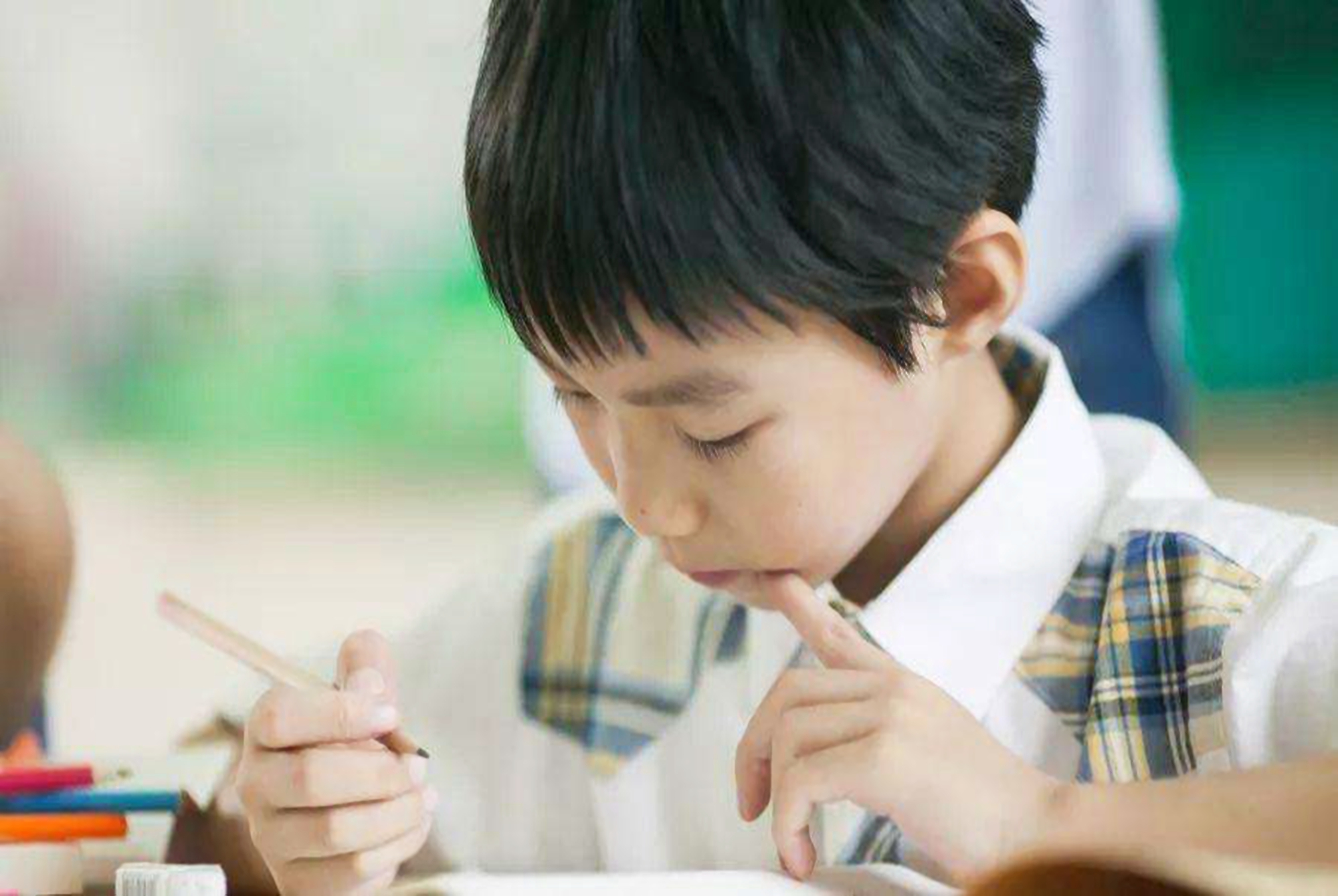 孩子头旋是逆时针智商低吗,宝宝的头旋偏右