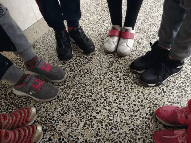 小学生穿41码鞋正常吗,女儿11岁穿35码的鞋子正常吗