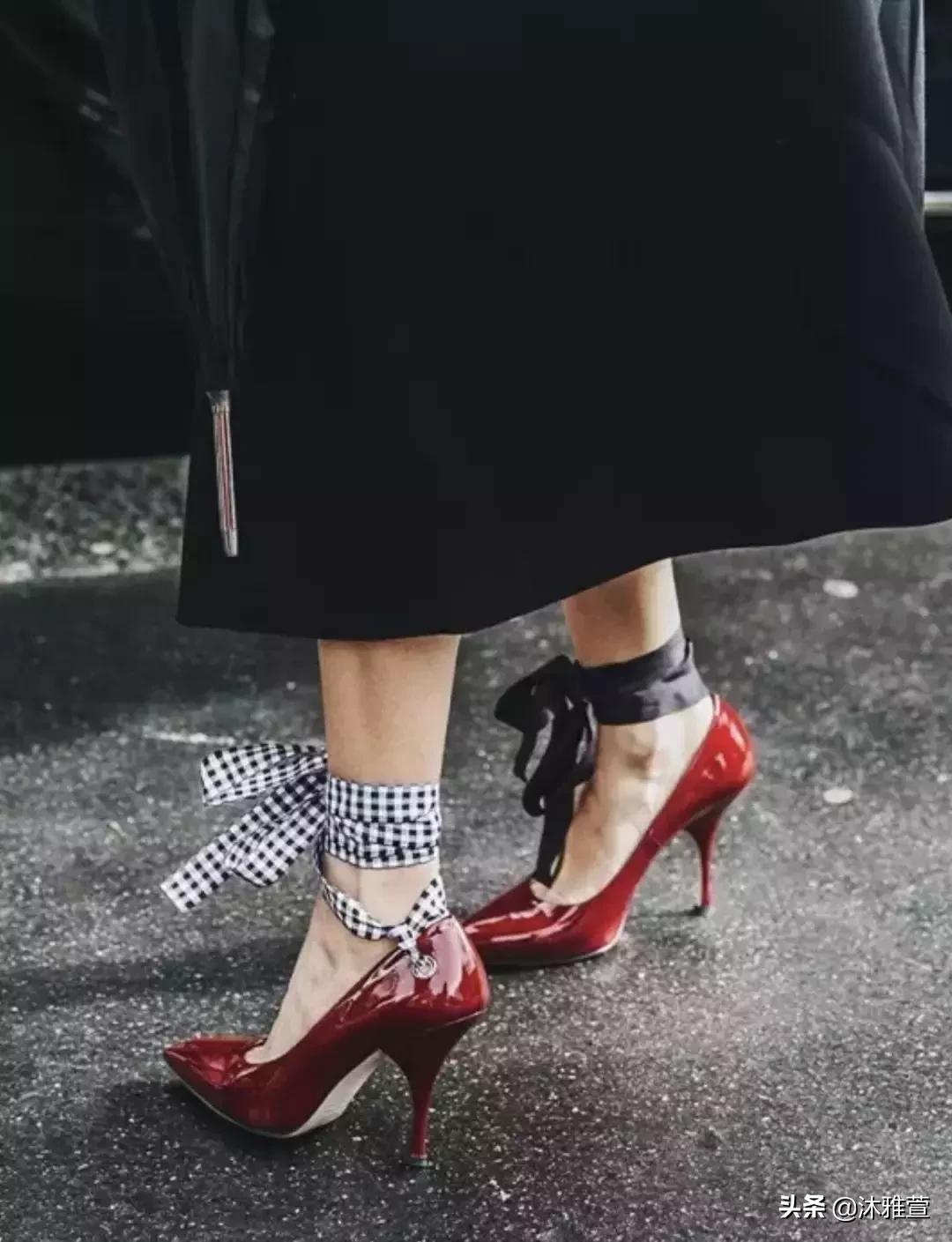 穿红色衣服红色鞋子,红色芭蕾单鞋配牛仔裤