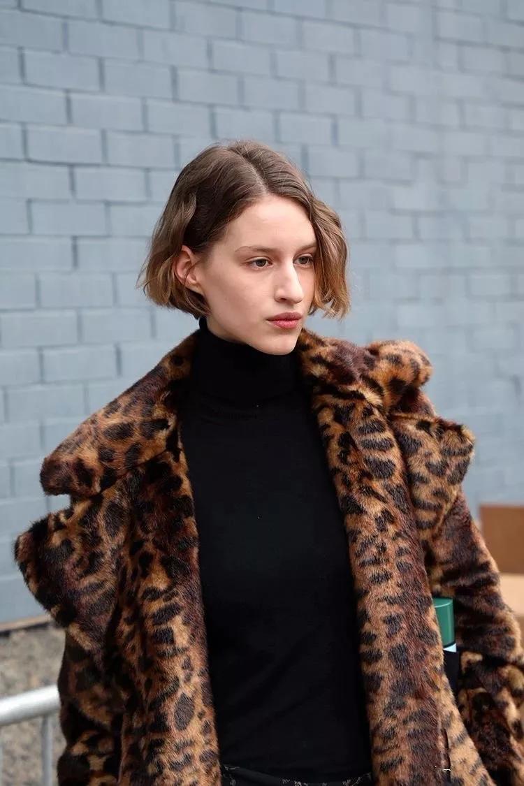 同事穿了一件新的大衣,皮草怎么穿不胖中长款