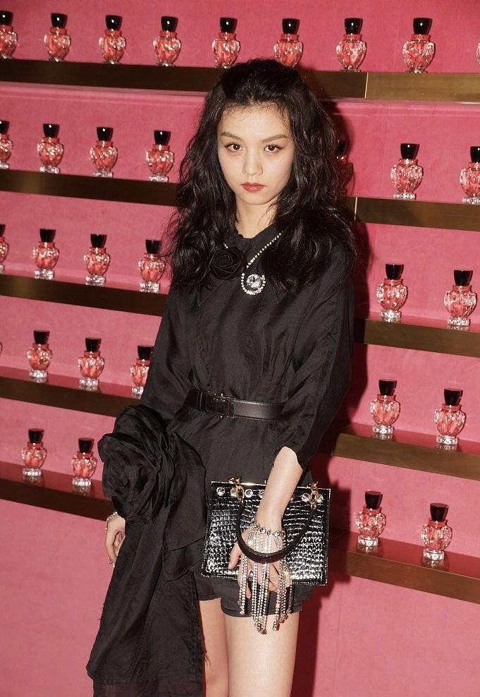 杨超越几千块衣服呈现200块风采?小花齐穿miumiu差别竟然这么大