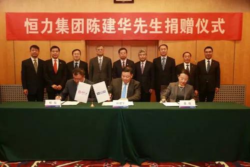 苏州首富*建华陈**：泥瓦匠起家直升机上下班