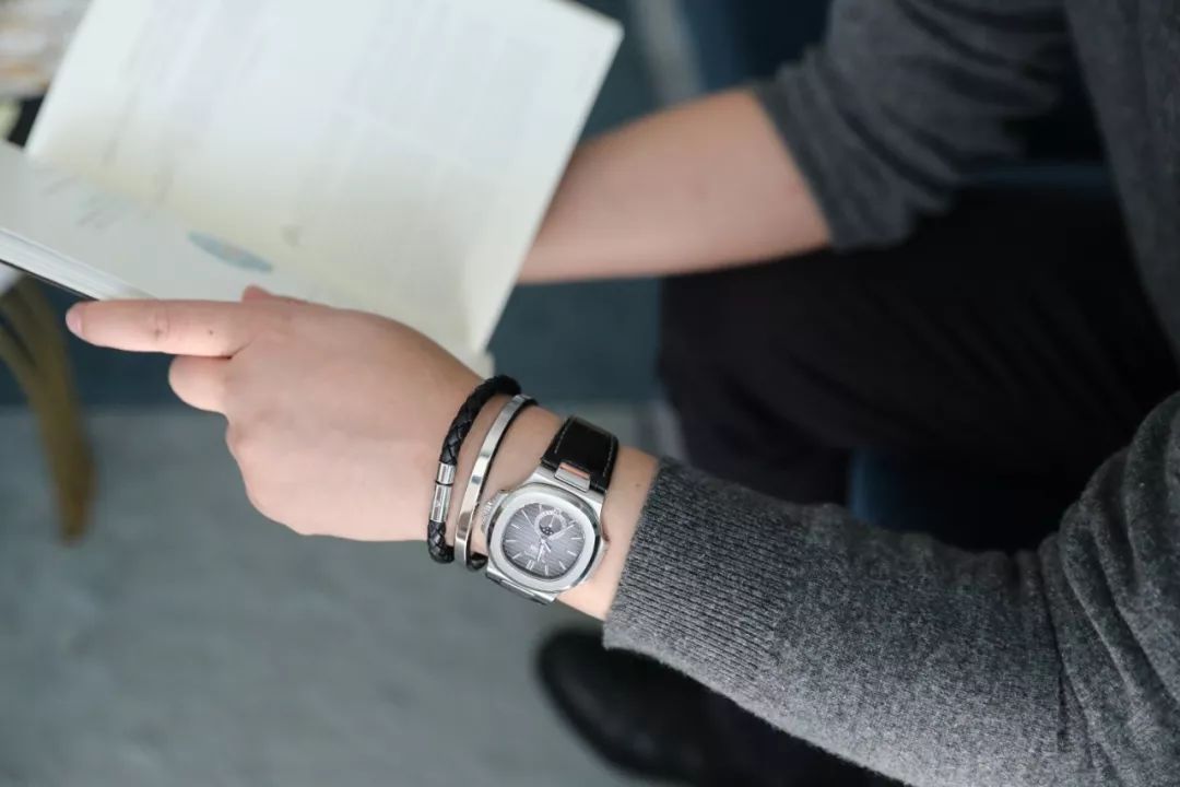 瑞典皇家配饰品牌，几百块戴出万元质感，金色手镯男女戴都好看