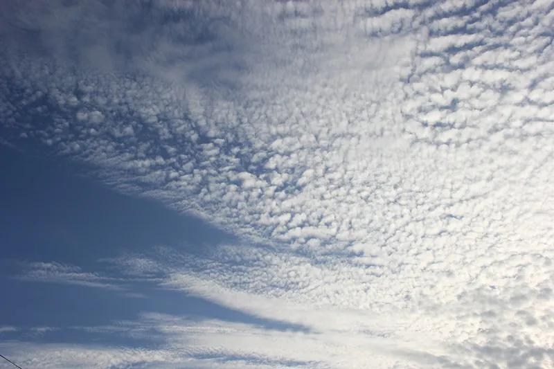 蔚蓝的天空借景抒情,蔚蓝的天空的优美比喻句子