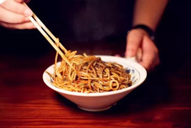 时隔一年又吃上武汉热干面,红油热干面和麻酱热干面