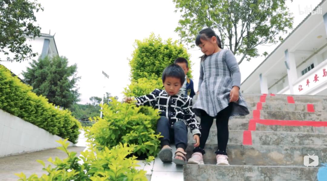 我们去了趟哔哩哔哩美丽小学，和B站小学生斗了波舞