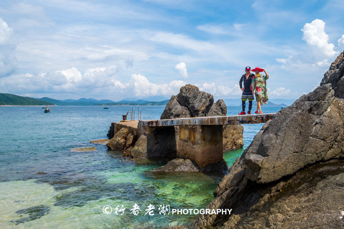 这个荒岛超多海胆和鲍鱼，但不能抓只能看，登岛还必须入境香港