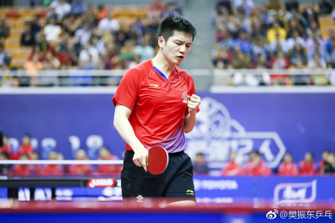 樊振东从小鲜肉到国乒领军人物,樊振东早期和粉丝牵手