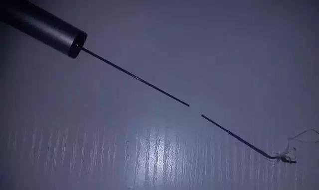 钓鱼人都该知道：野钓时，鱼竿断节和竿梢断裂的临时应急修复办法