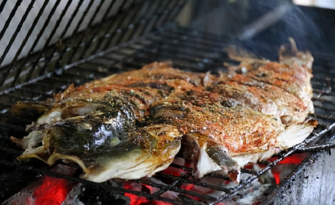 锡纸烤鱼好吃还是纸包烤鱼好吃,纸包烤鱼和烤鱼的区别