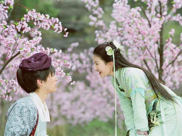 刘亦菲李易峰晒甜蜜合照,刘亦菲李易峰胡歌