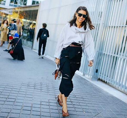 灯笼袖怎么搭配显瘦,早秋不规则时尚减龄灯笼袖