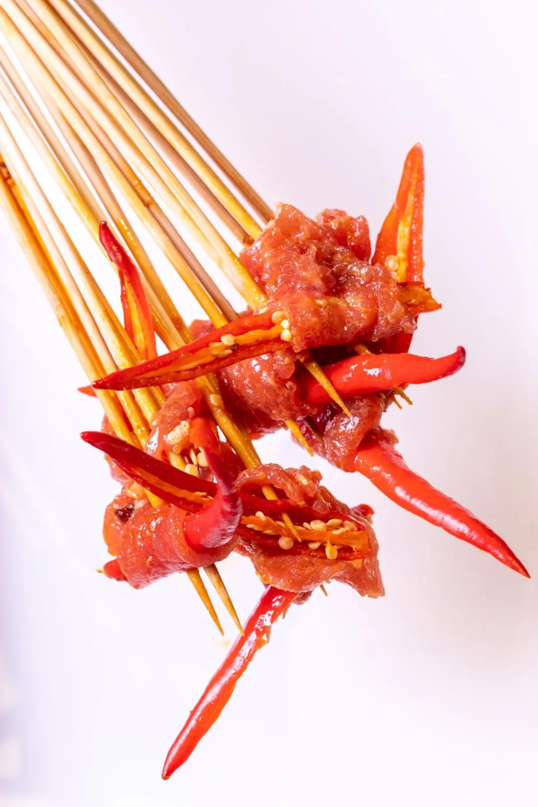 只此一家的牛腩串串火锅C位出道，19块9请你放肆开涮