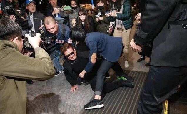 高以翔父亲摔倒,高以翔爸爸离开时摔下台阶