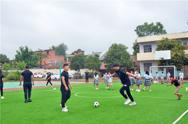用爱心托起未来和希望洛阳五度健身捐资助教梁村小学操场竣工典礼