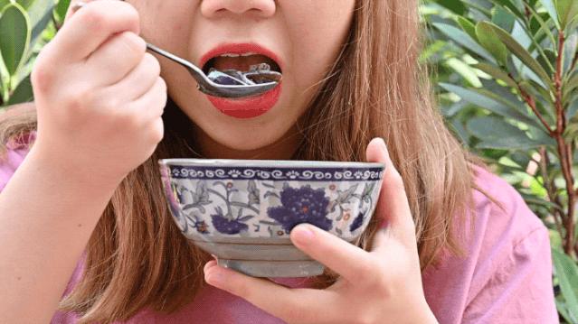 奶奶做豆沙糕视频,奶奶做巧克力奶茶