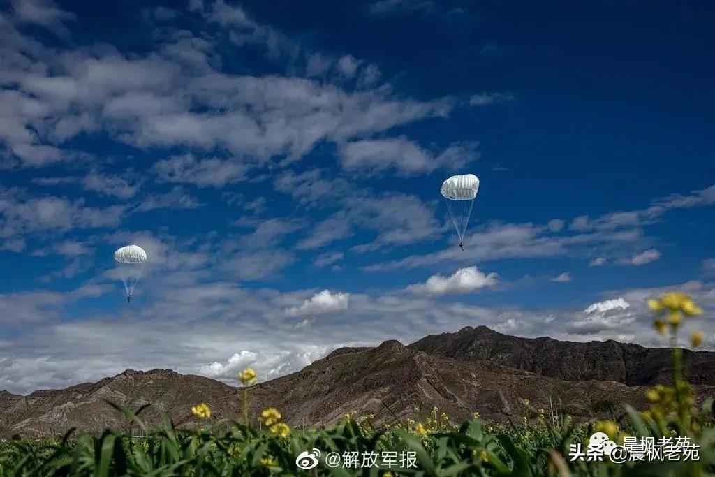我军空降兵跳伞视频,解放军空降兵大规模跳伞