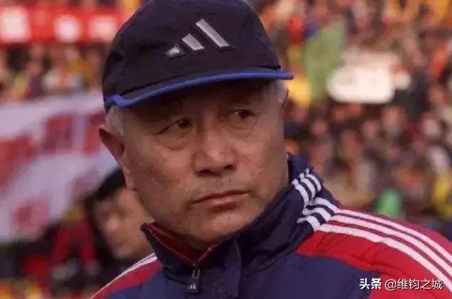 韩国外援因不能首发怨恨主帅,见一次吐一口痰。