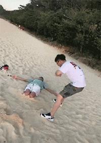 终于下班了搞笑gif图片,搞笑gif上班的时候打瞌睡尴尬了吧