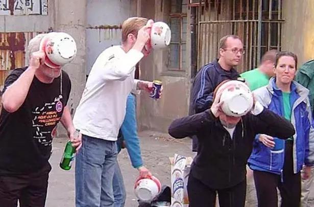 老外都爱来中国买手机壳？看完我笑吐了：谢谢外国友人提供致富路