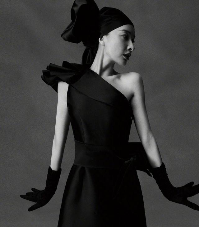 吴昕金属光泽吊带裙时髦,吴昕黑色衬衫高腰短发