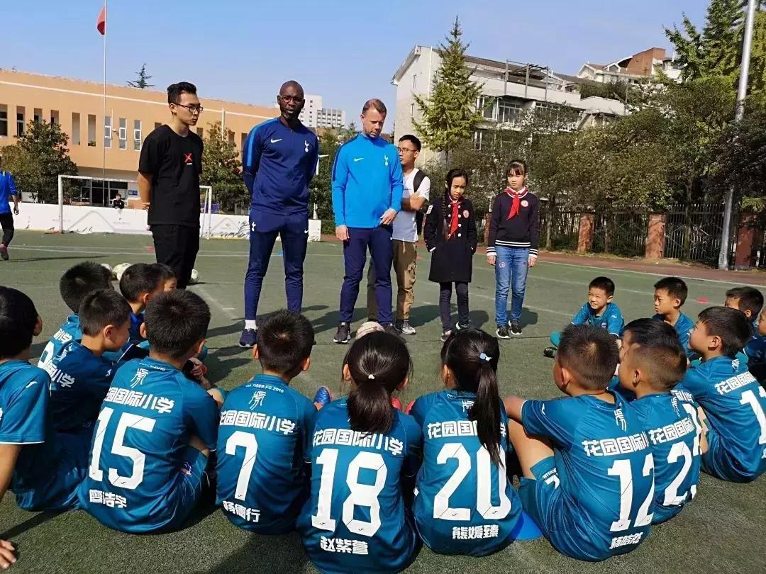 教成都学生热身操，热刺教练发现“球星潜力股”，想带回英国教！