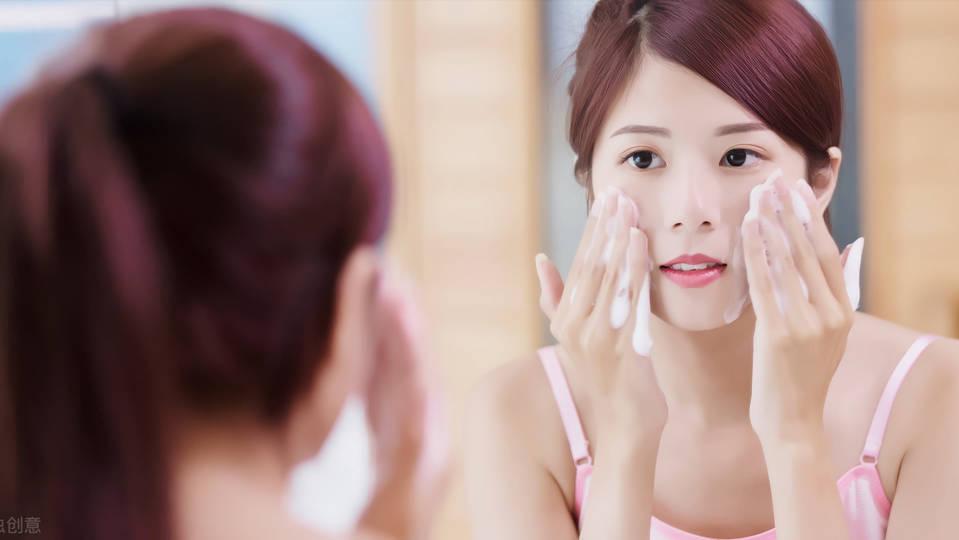 鼻子上挤出来的白色丝状物，看起来像一条虫子，是螨虫吗？