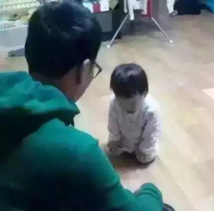 宝爸带娃太心累，一个不留神，孩子就把妈妈的重要证件涂鸦了