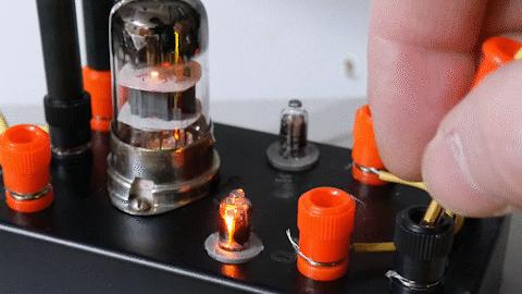 守国门的天使，“割韭菜”的恶魔——京东方