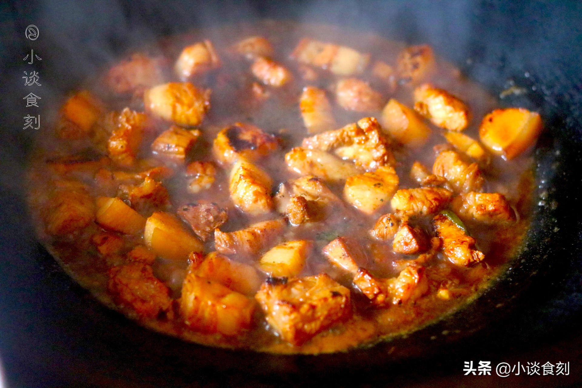 色泽红亮的红烧肉终于做好了,红烧肉这样做出来色泽红亮