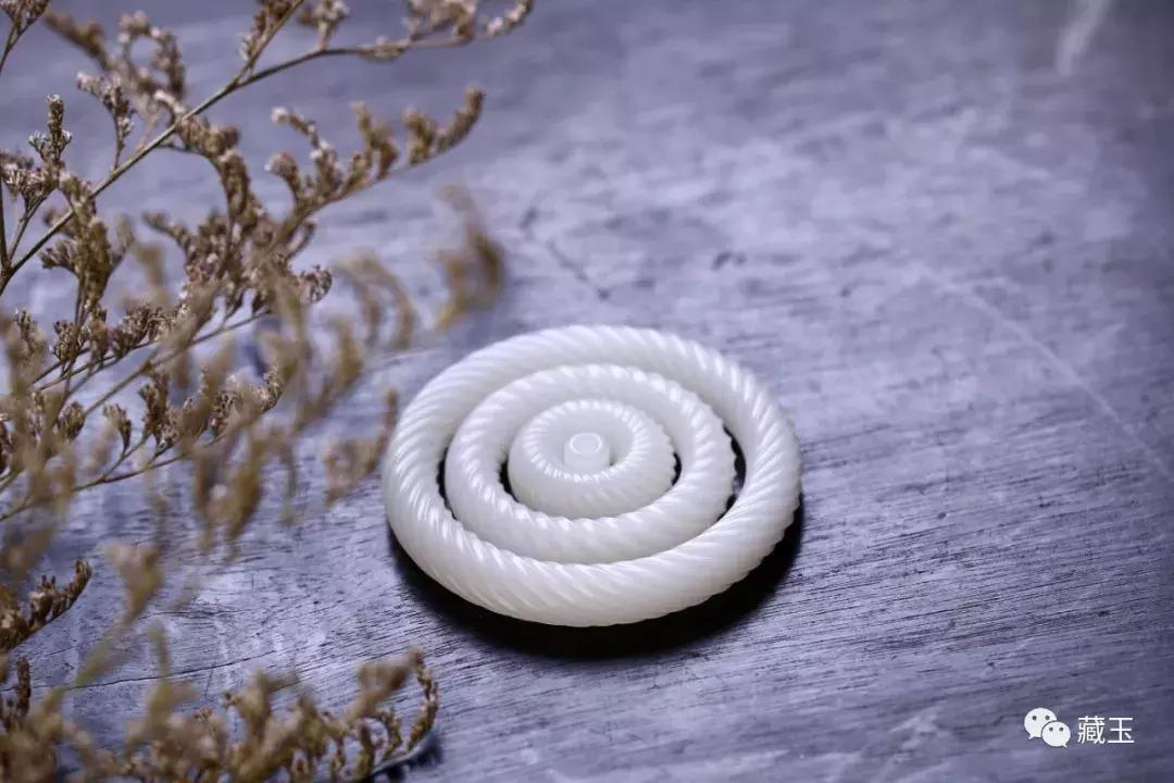 金手镯跟和田玉手镯可以一起戴吗,和田玉晴水手镯和冰晴手镯哪个好