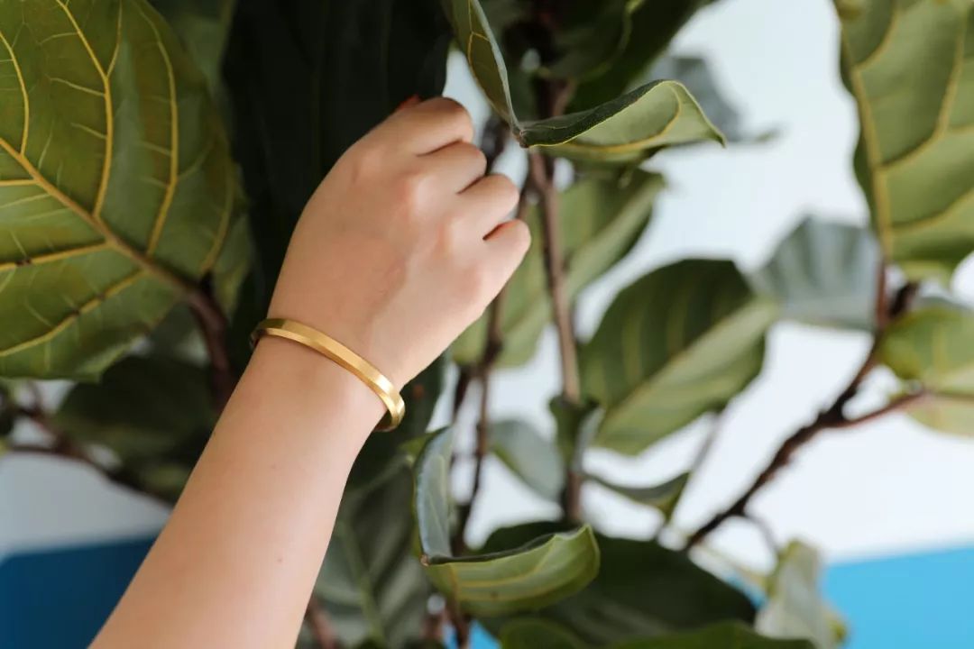 瑞典皇家配饰品牌，几百块戴出万元质感，金色手镯男女戴都好看