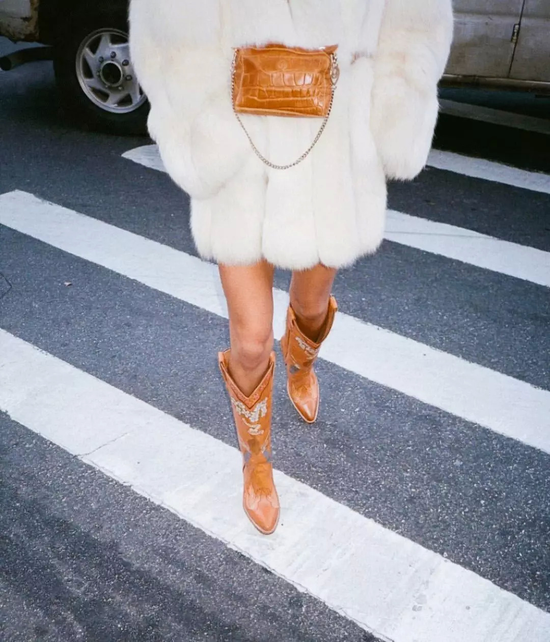 这种靴子长得这么丑又显腿短，可刘雯、泫雅却爱得要死