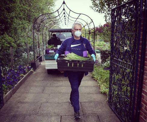 疫情期间化身搬运工，年轻人抛来崇敬眼神，这样的穆帅你怎能不爱