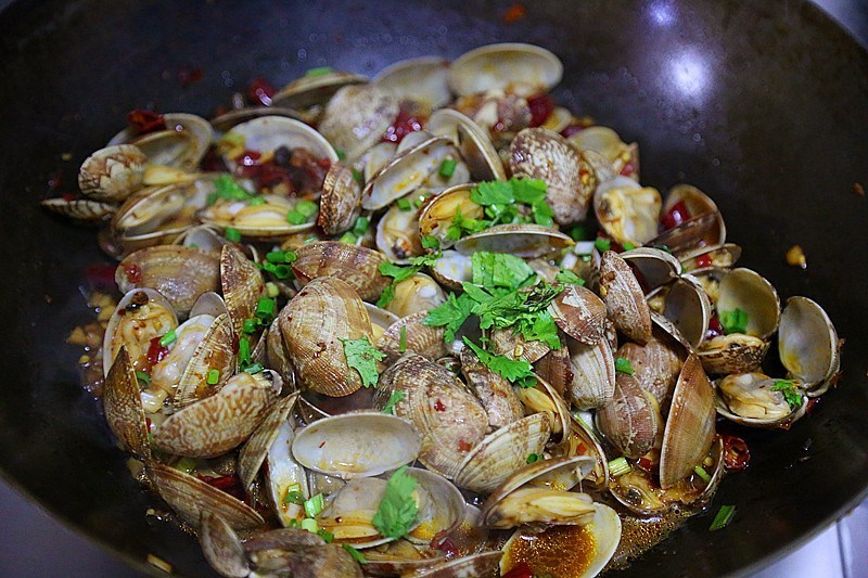 炒蛤蜊需要烫一下吗,炒蛤蜊要不要放醋