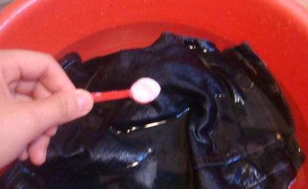 牛仔裤褪色了怎么补救,牛仔裤褪色严重怎么办小窍门