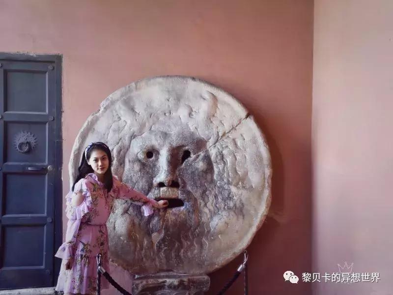 她们穿的连衣裙,她们穿的花裙子