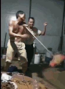 搞笑gif铁砂掌,铁砂掌传人一掌劈开十块砖头