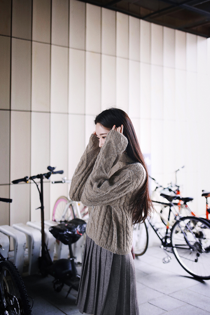 羊毛大衣搭配连帽针织衫,羊毛大衣小韩风穿搭