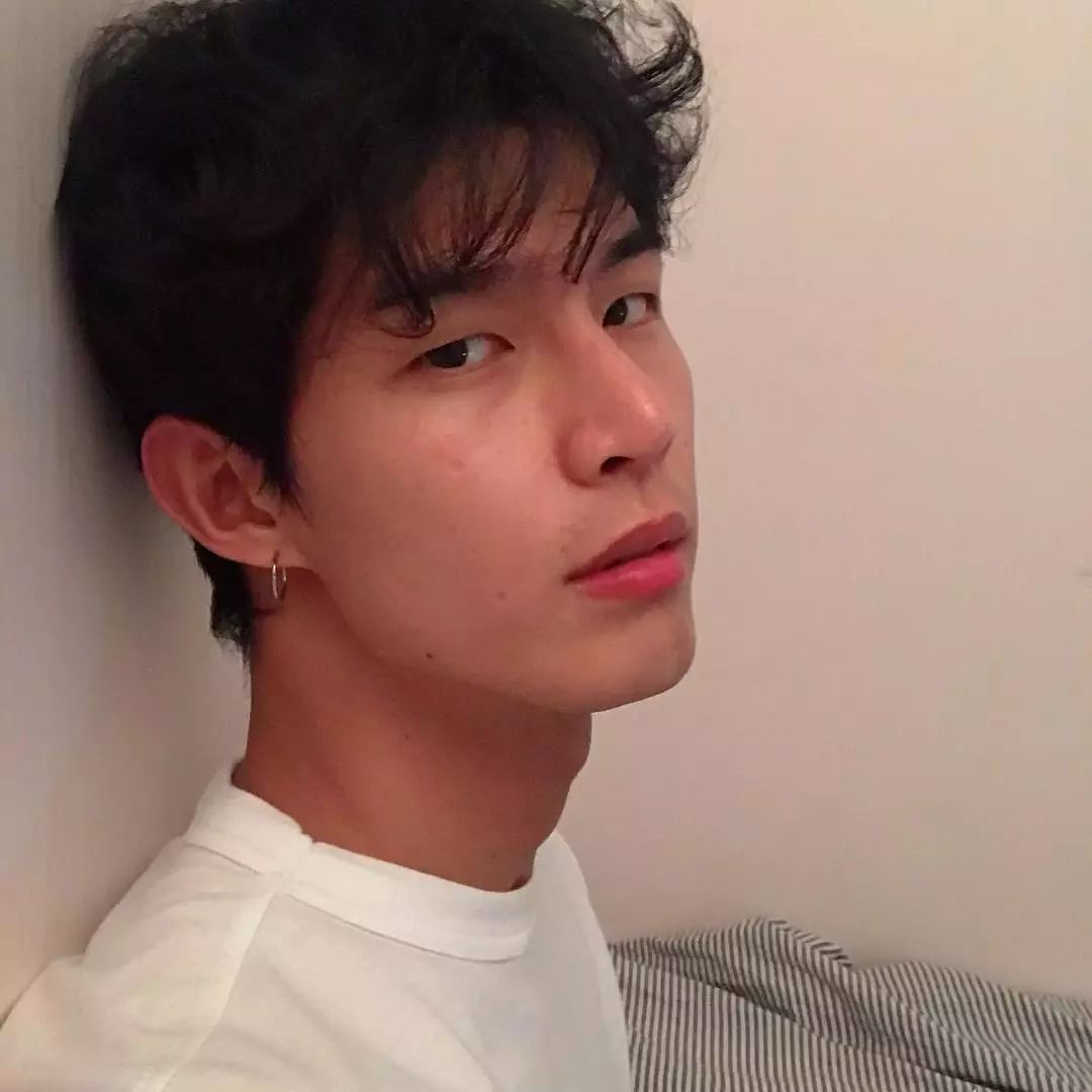 他曾经是Armani最喜欢的韩国男模，却因为打了玻尿酸在时尚圈消失