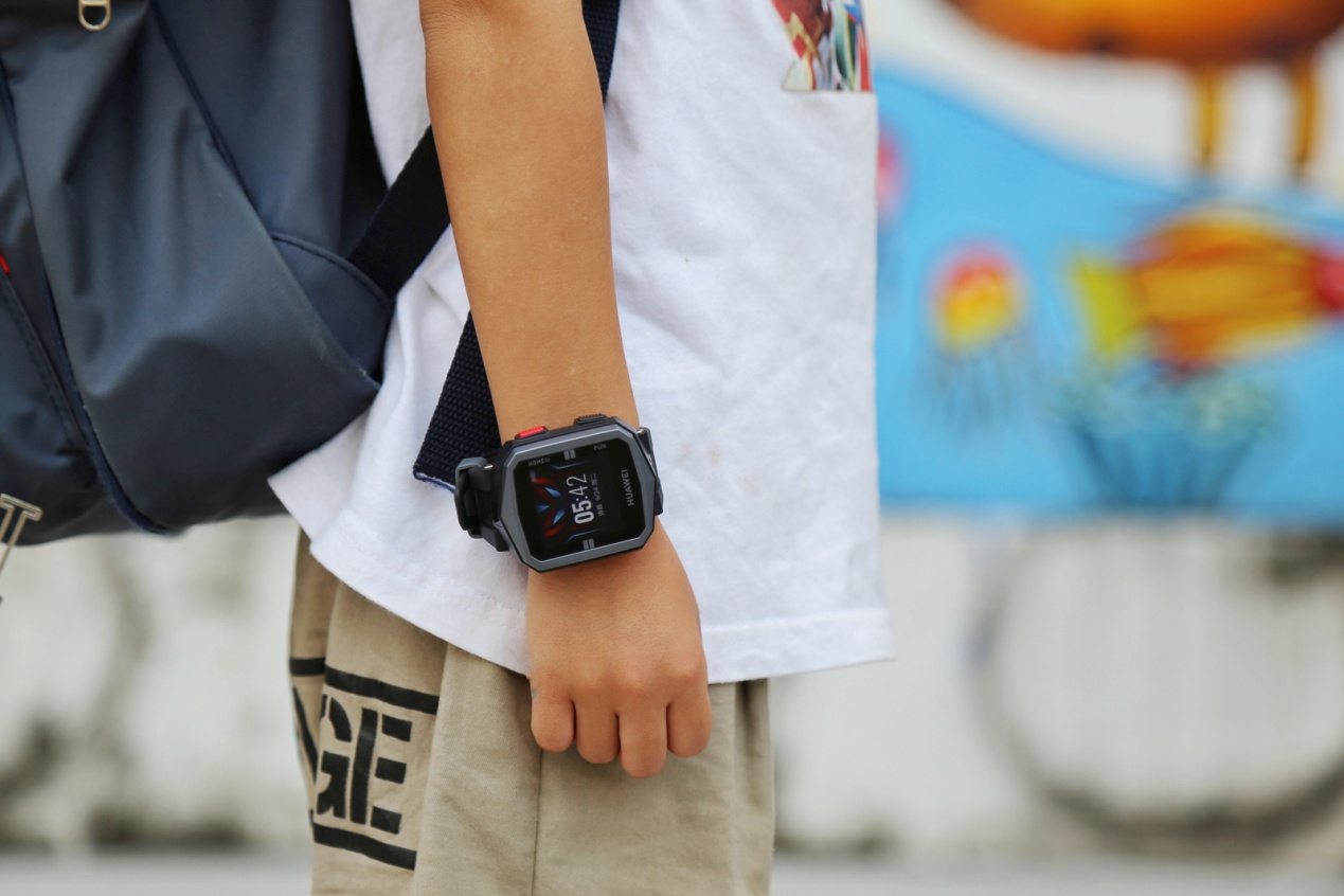 9重精确定位孩子的贴身守护者，华为儿童手表3X体验