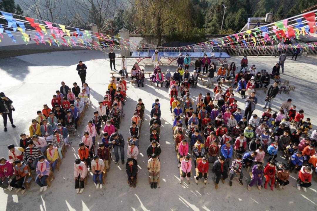 爱心人士给留守儿童送温暖的视频,爱心人士为贫困老人送温暖