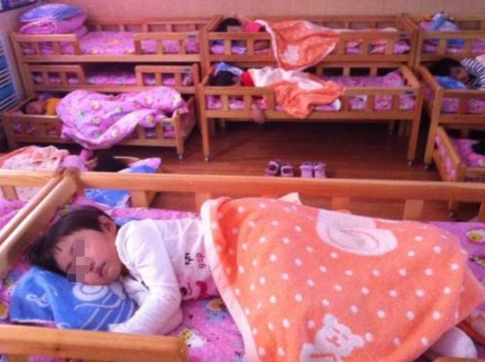 幼儿园午睡老师盖被子视频,幼儿园小男孩被老师掀开被子