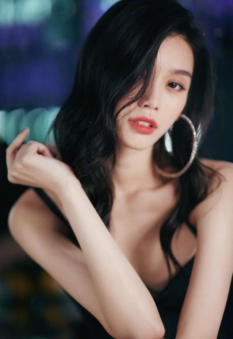 她曾18岁走秀不慎掉落泳裤：坚持走完，如今成央视美女主持人